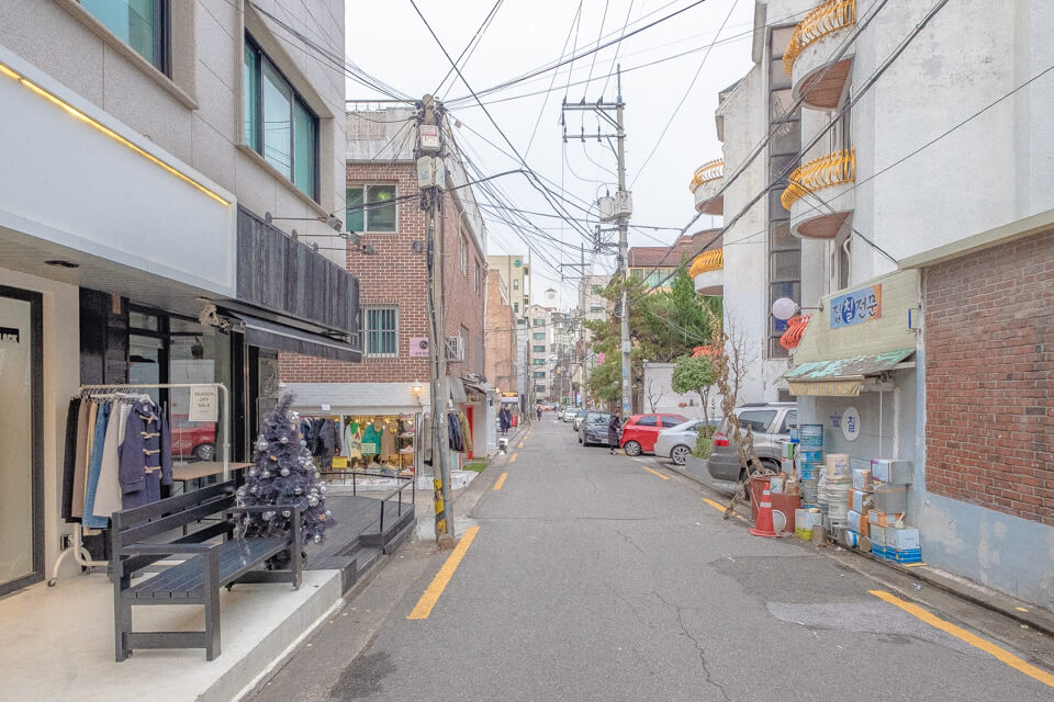 【首爾咖啡廳】弘大 LA VIE DES MARIES 太陽蛋吐司｜文青可愛還有柯基店狗 @Alina 愛琳娜