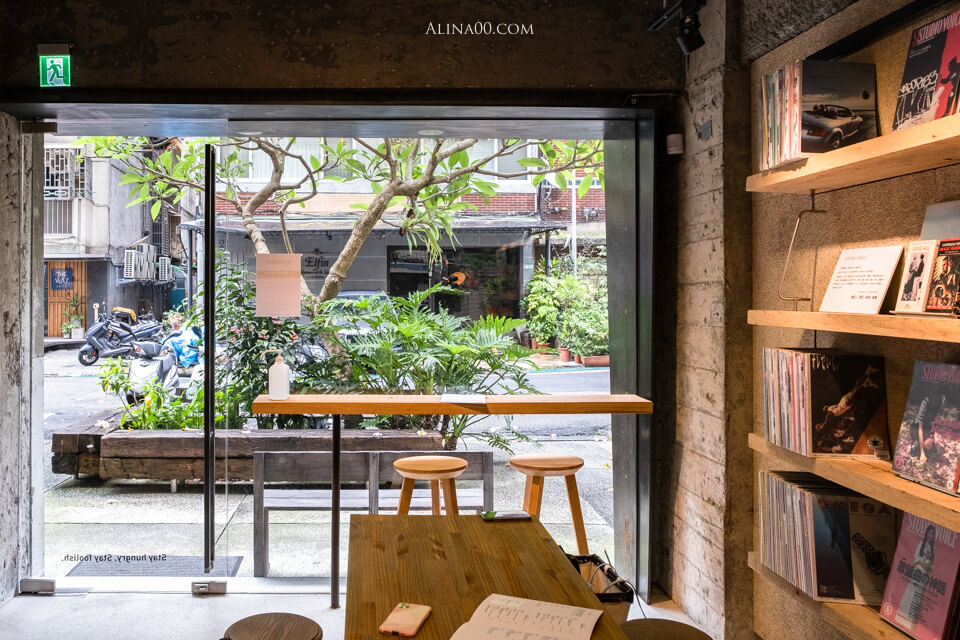 【台北美食】 boven cafe 雜誌圖書館｜東區文青不限時咖啡廳 @Alina 愛琳娜