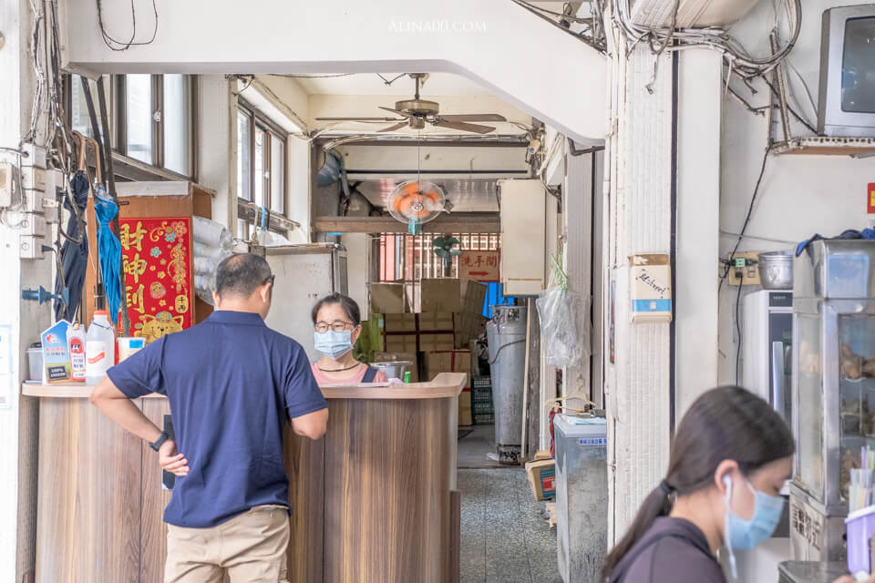 【花蓮美食】廟口紅茶 ｜鋼管紅茶蛋餅早餐,台式馬卡龍小西點必買 @Alina 愛琳娜