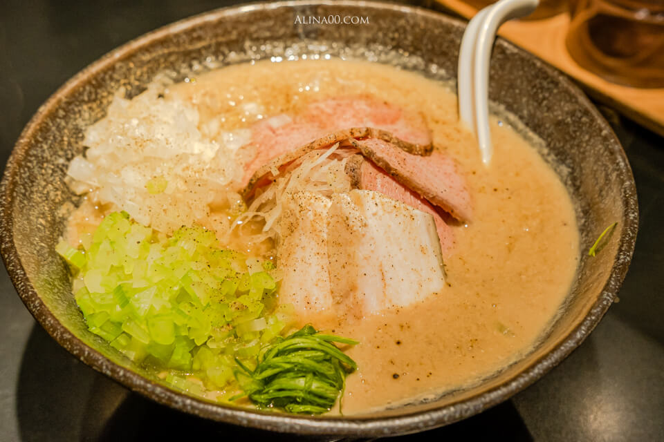 【台北美食】雞吉君 內湖雞白湯拉麵配叉燒飯｜湯濃肉香麵彈兼具 @Alina 愛琳娜