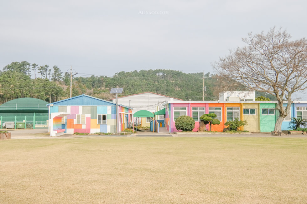 【濟州島景點】彩虹小學 더럭초등학교 七彩繽紛的可愛景點 @Alina 愛琳娜