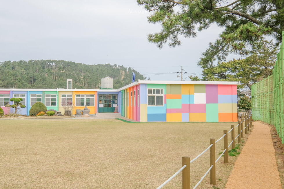 【濟州島景點】彩虹小學 더럭초등학교 七彩繽紛的可愛景點 @Alina 愛琳娜