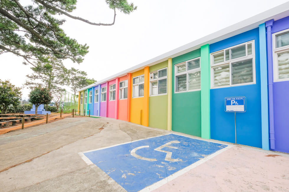 【濟州島景點】彩虹小學 더럭초등학교 七彩繽紛的可愛景點 @Alina 愛琳娜