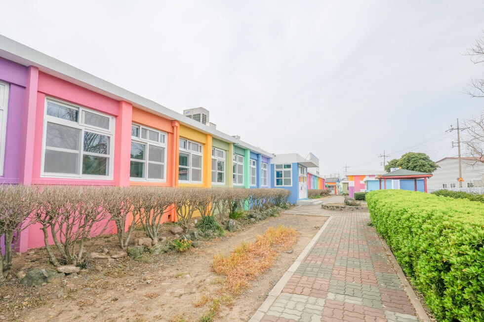 【濟州島景點】彩虹小學 더럭초등학교 七彩繽紛的可愛景點 @Alina 愛琳娜
