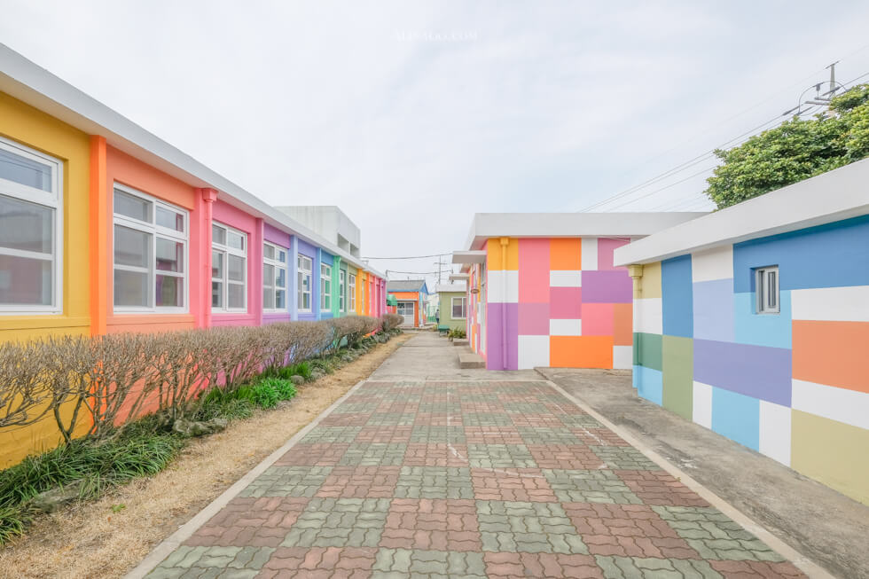 【濟州島景點】彩虹小學 더럭초등학교 七彩繽紛的可愛景點 @Alina 愛琳娜
