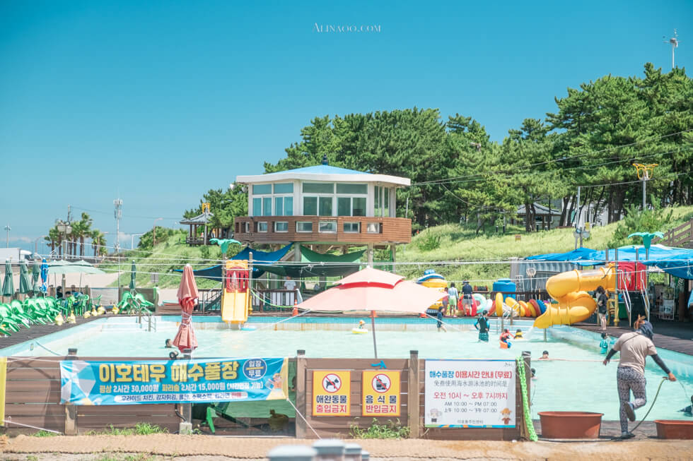 【濟州島景點】이호 梨湖小馬燈塔-海水浴場旁紅白可愛對望 @Alina 愛琳娜