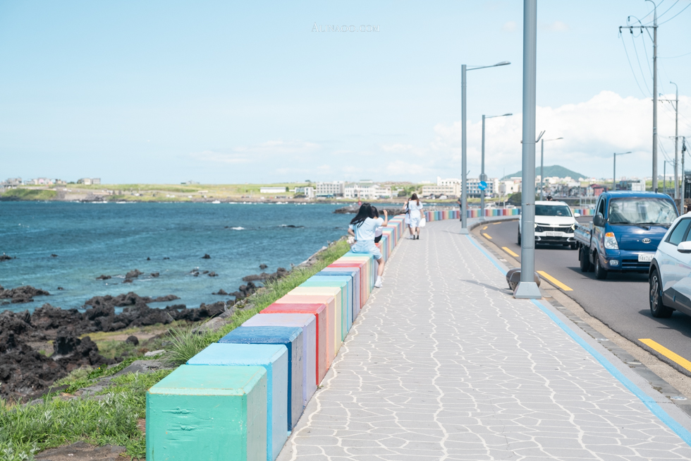 【濟州島景點】 道頭洞彩虹海岸公路 以大海為背景的可愛道路 @Alina 愛琳娜