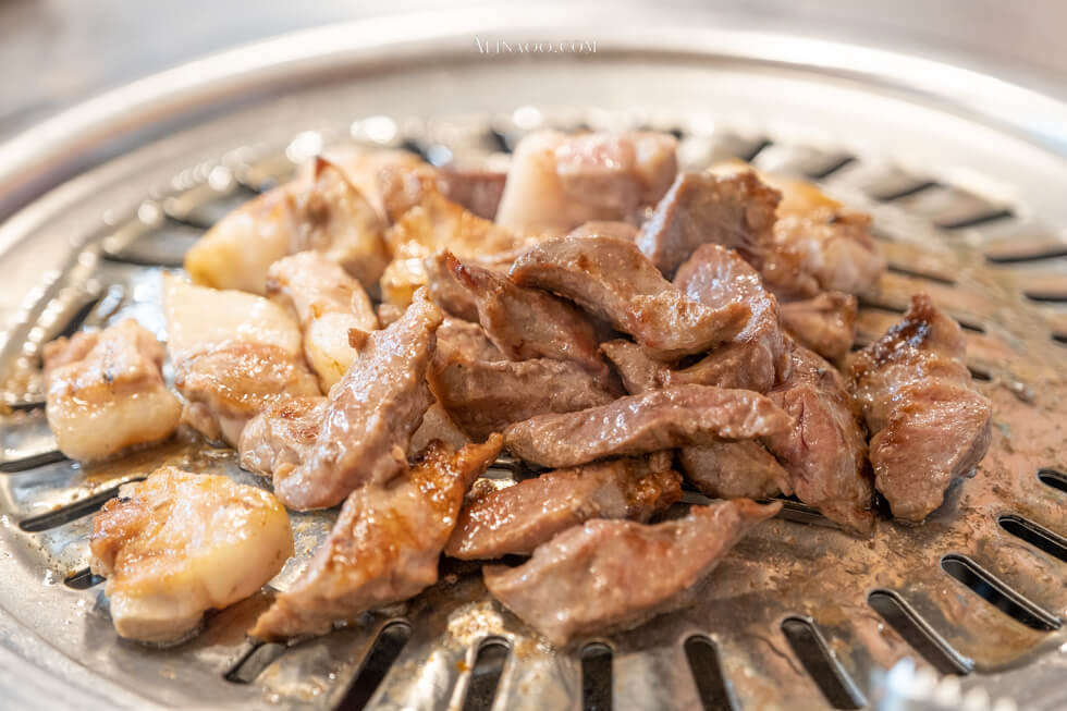 【首爾美食】弘大 弘益碳烤排骨 烤肉店｜韓劇美食就吃它 @Alina 愛琳娜
