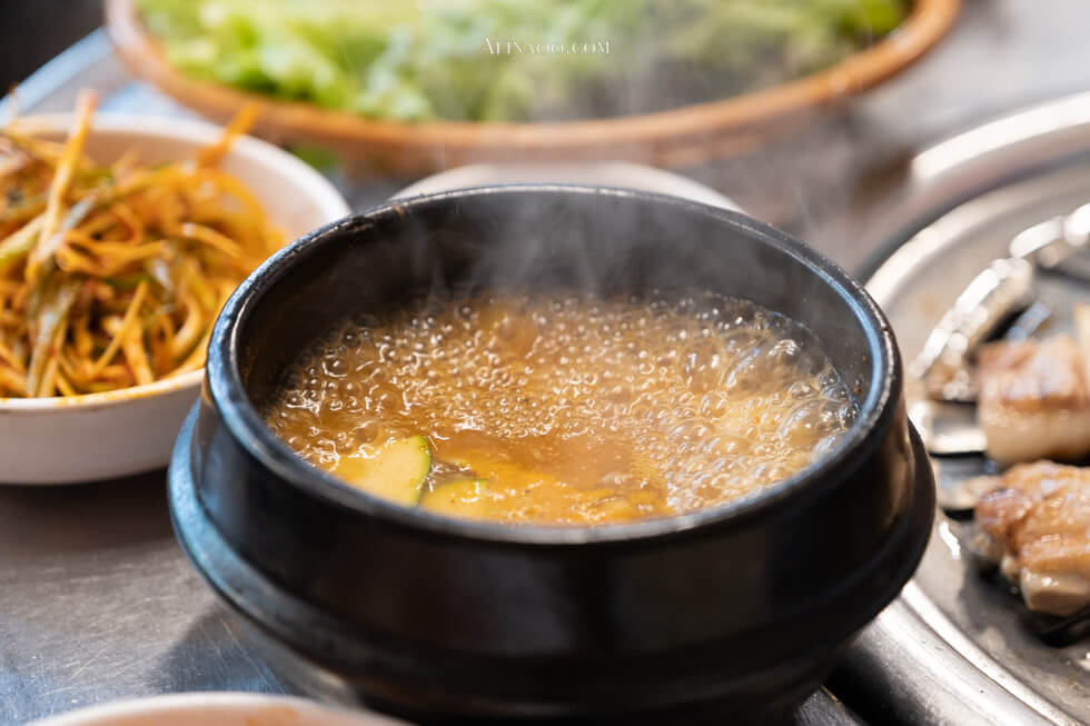 【首爾美食】弘大 弘益碳烤排骨 烤肉店｜韓劇美食就吃它 @Alina 愛琳娜