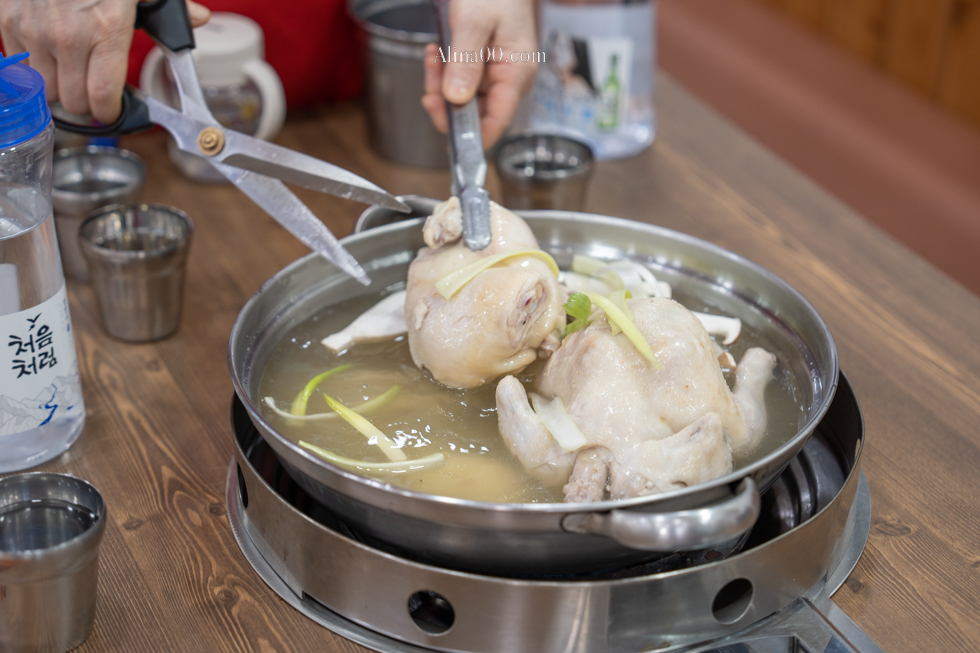 孔陵一隻雞-首爾新村梨大店｜推薦加點海苔雞蛋粥跟刀削麵 @Alina 愛琳娜
