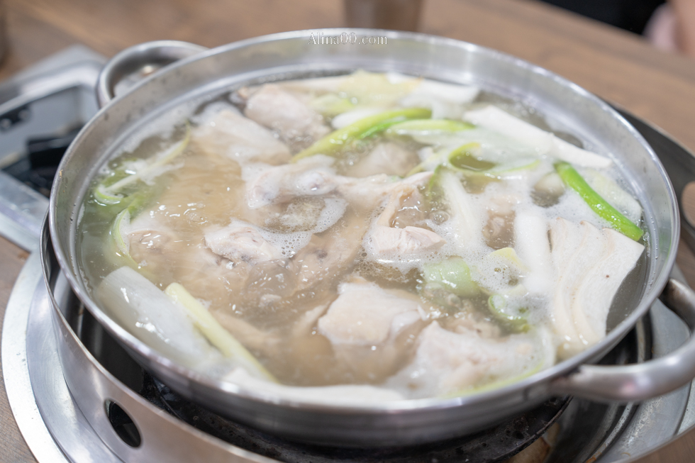 孔陵一隻雞-首爾新村梨大店｜推薦加點海苔雞蛋粥跟刀削麵 @Alina 愛琳娜