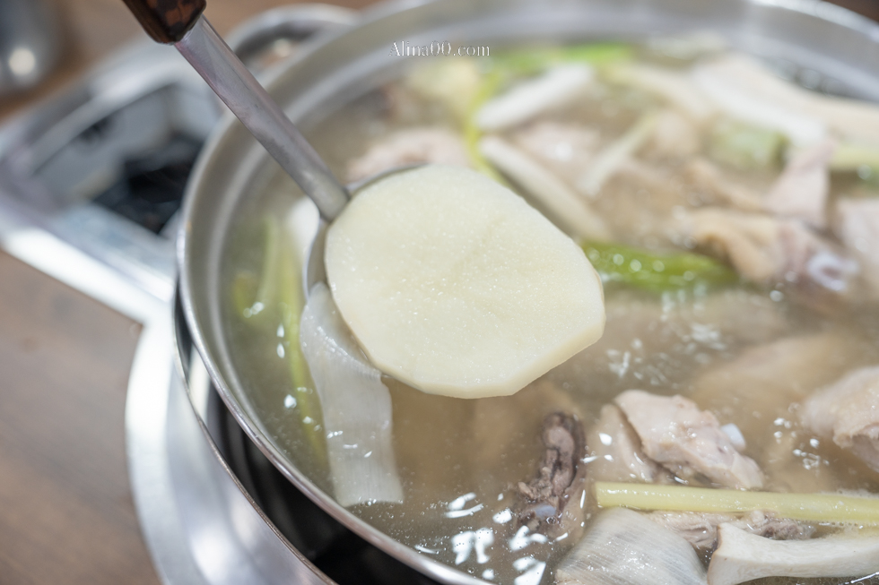 孔陵一隻雞-首爾新村梨大店｜推薦加點海苔雞蛋粥跟刀削麵 @Alina 愛琳娜