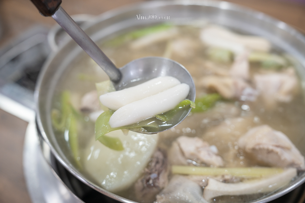 孔陵一隻雞-首爾新村梨大店｜推薦加點海苔雞蛋粥跟刀削麵 @Alina 愛琳娜