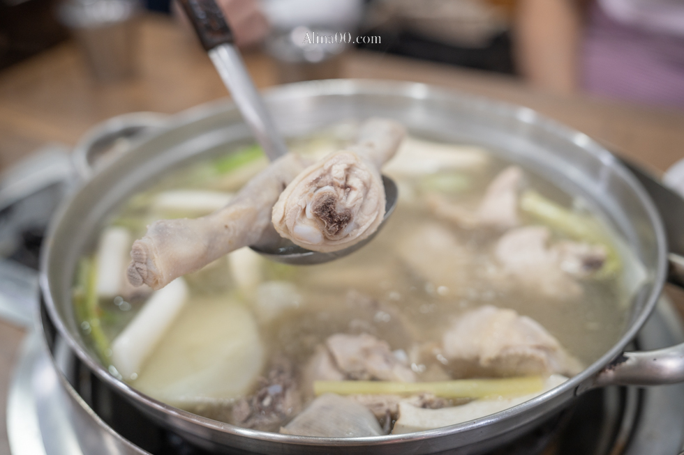孔陵一隻雞-首爾新村梨大店｜推薦加點海苔雞蛋粥跟刀削麵 @Alina 愛琳娜