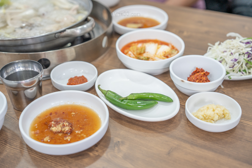 孔陵一隻雞-首爾新村梨大店｜推薦加點海苔雞蛋粥跟刀削麵 @Alina 愛琳娜