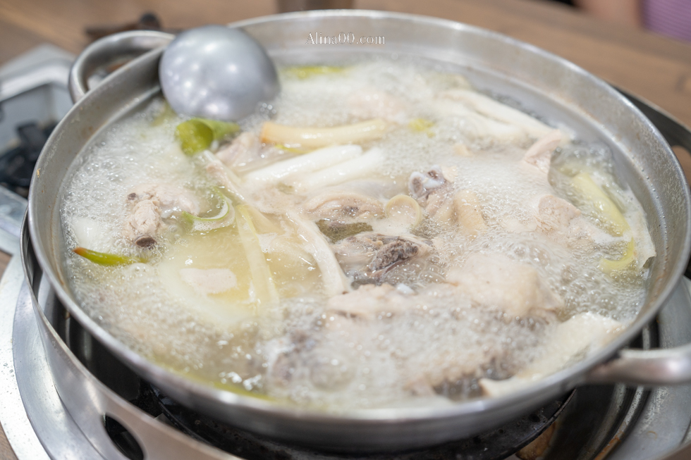 孔陵一隻雞-首爾新村梨大店｜推薦加點海苔雞蛋粥跟刀削麵 @Alina 愛琳娜