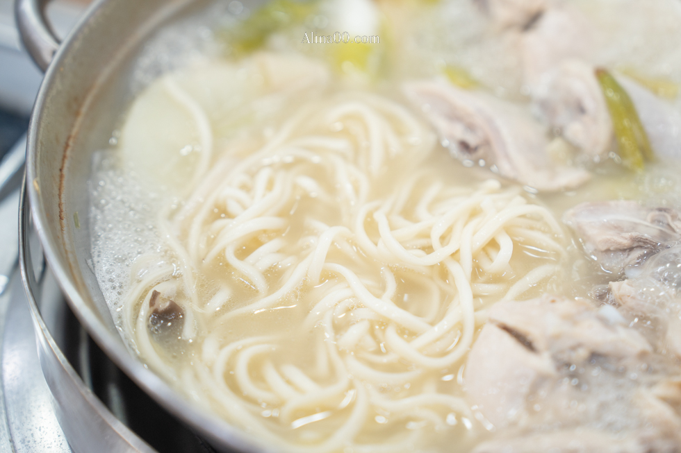 孔陵一隻雞-首爾新村梨大店｜推薦加點海苔雞蛋粥跟刀削麵 @Alina 愛琳娜