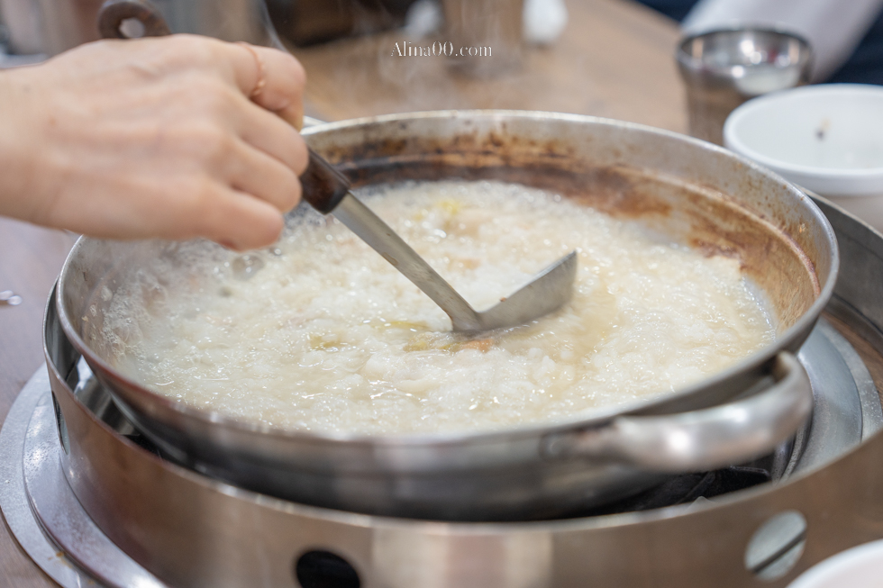 孔陵一隻雞-首爾新村梨大店｜推薦加點海苔雞蛋粥跟刀削麵 @Alina 愛琳娜
