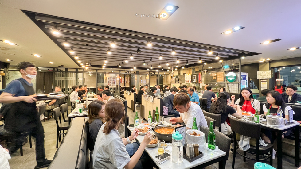【首爾美食】元堂馬鈴薯排骨湯 孔德麻浦店｜2人1鍋好滿足 @Alina 愛琳娜