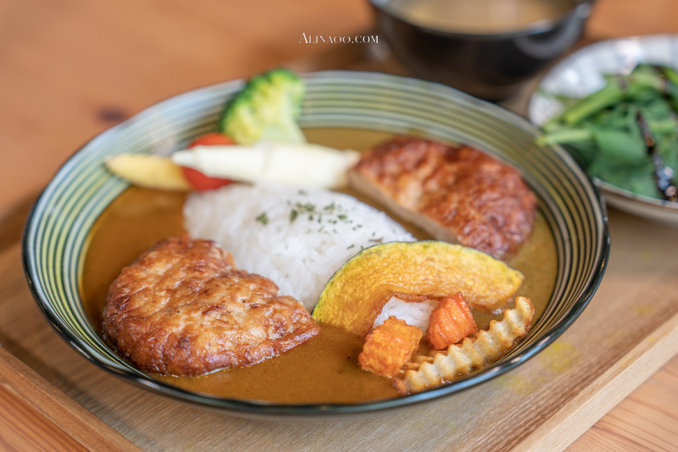 【南投美食】靠山咖哩飯/雙醬美味多寵享受,有愛有溫度 @Alina 愛琳娜
