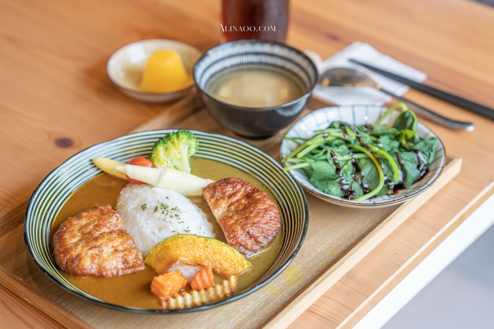 【南投美食】靠山咖哩飯/雙醬美味多寵享受,有愛有溫度 @Alina 愛琳娜
