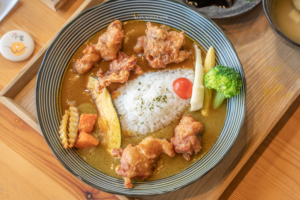 【南投美食】靠山咖哩飯/雙醬美味多寵享受,有愛有溫度 @Alina 愛琳娜