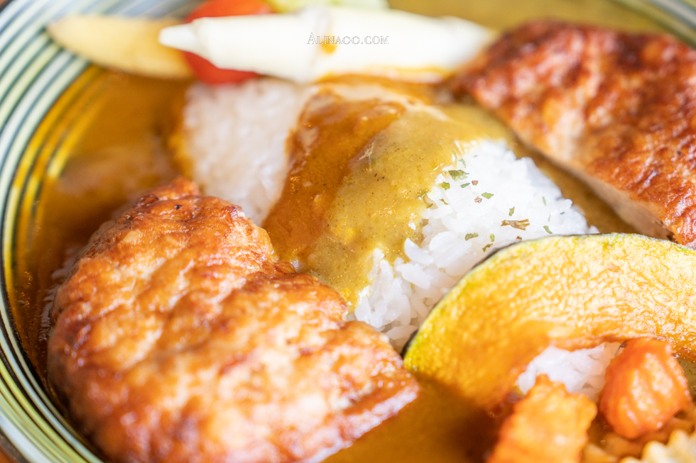 【南投美食】靠山咖哩飯/雙醬美味多寵享受,有愛有溫度 @Alina 愛琳娜