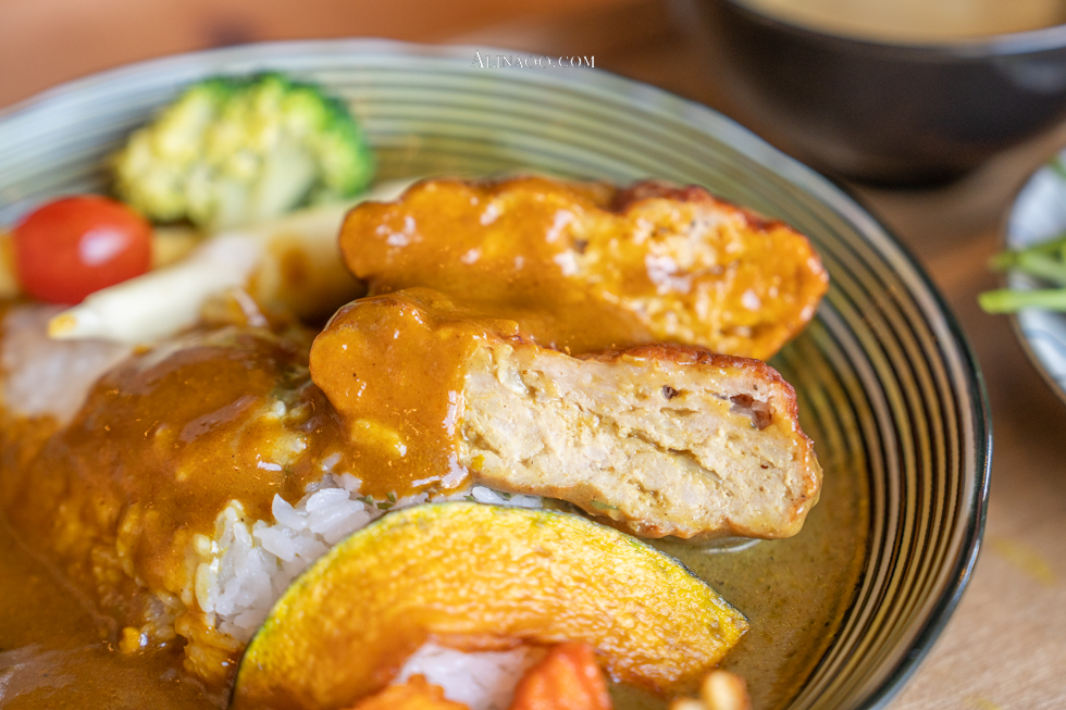 【南投美食】靠山咖哩飯/雙醬美味多寵享受,有愛有溫度 @Alina 愛琳娜