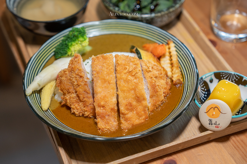 【南投美食】靠山咖哩飯/雙醬美味多寵享受,有愛有溫度 @Alina 愛琳娜