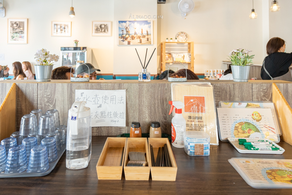 【南投美食】靠山咖哩飯/雙醬美味多寵享受,有愛有溫度 @Alina 愛琳娜