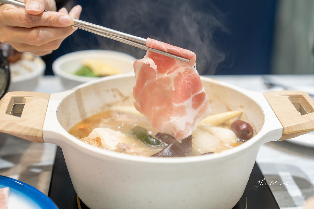 【桃園美食】養鍋台中石頭火鍋/寵物友善餐廳,被石頭火鍋爆香耽誤的剝皮辣椒雞腿肉火鍋 @Alina 愛琳娜