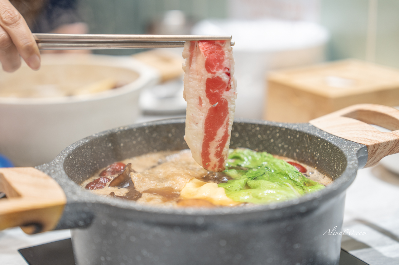 【桃園美食】養鍋台中石頭火鍋/寵物友善餐廳,被石頭火鍋爆香耽誤的剝皮辣椒雞腿肉火鍋 @Alina 愛琳娜