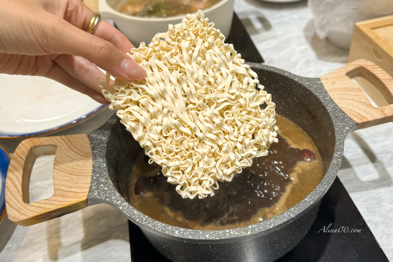 【桃園美食】養鍋台中石頭火鍋/寵物友善餐廳,被石頭火鍋爆香耽誤的剝皮辣椒雞腿肉火鍋 @Alina 愛琳娜