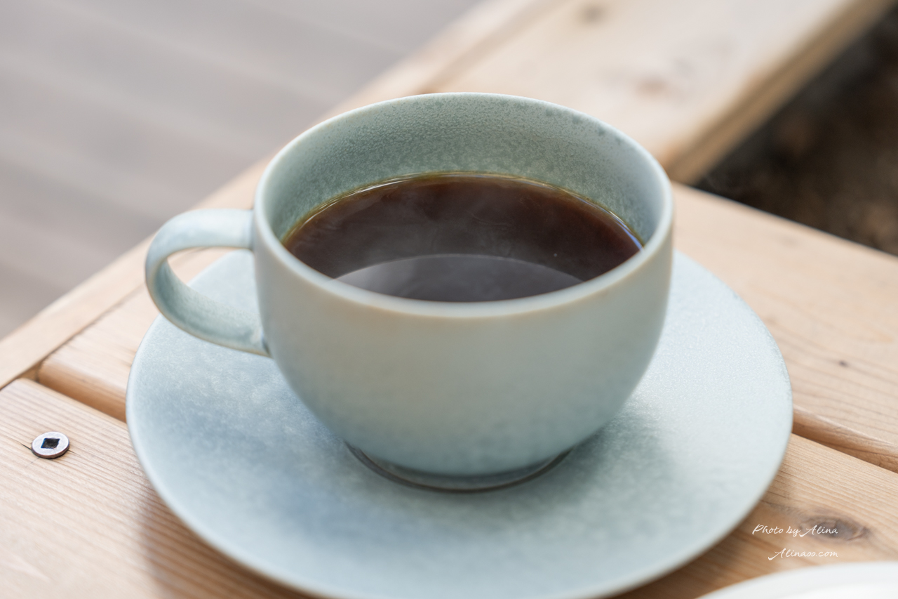 【東京咖啡廳】ONIBUS COFFEE中目黑店/窗邊看電車行駛的畫面好療癒 @Alina 愛琳娜