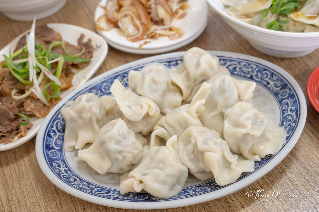 東湖王家水餃館｜在地人從小吃到大，最愛豬肉水餃配雙榨乾麵 @Alina 愛琳娜