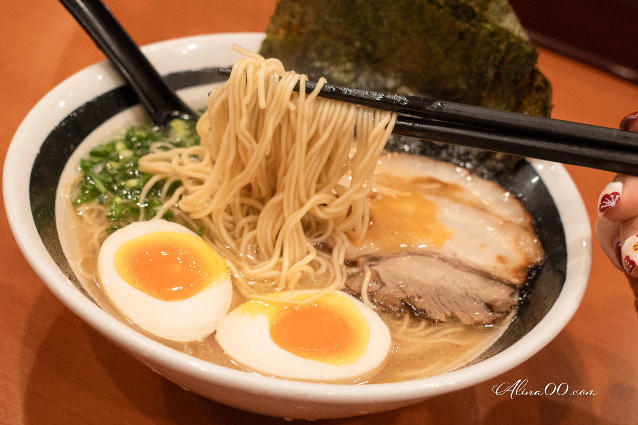 【沖繩美食】豬肉蛋飯糰-國際通牧志市場早餐,那霸機場也吃得到 @Alina 愛琳娜