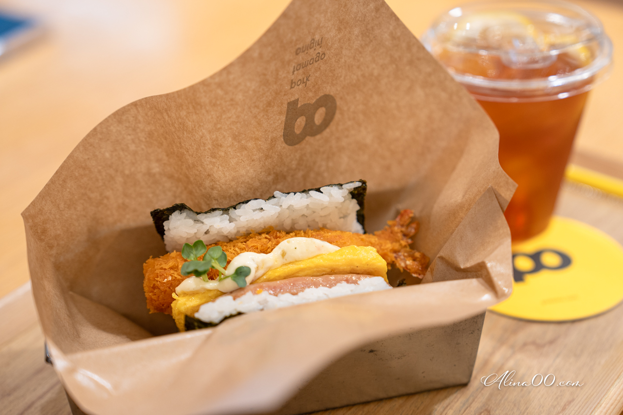 【沖繩美食】豬肉蛋飯糰-國際通牧志市場早餐,那霸機場也吃得到 @Alina 愛琳娜