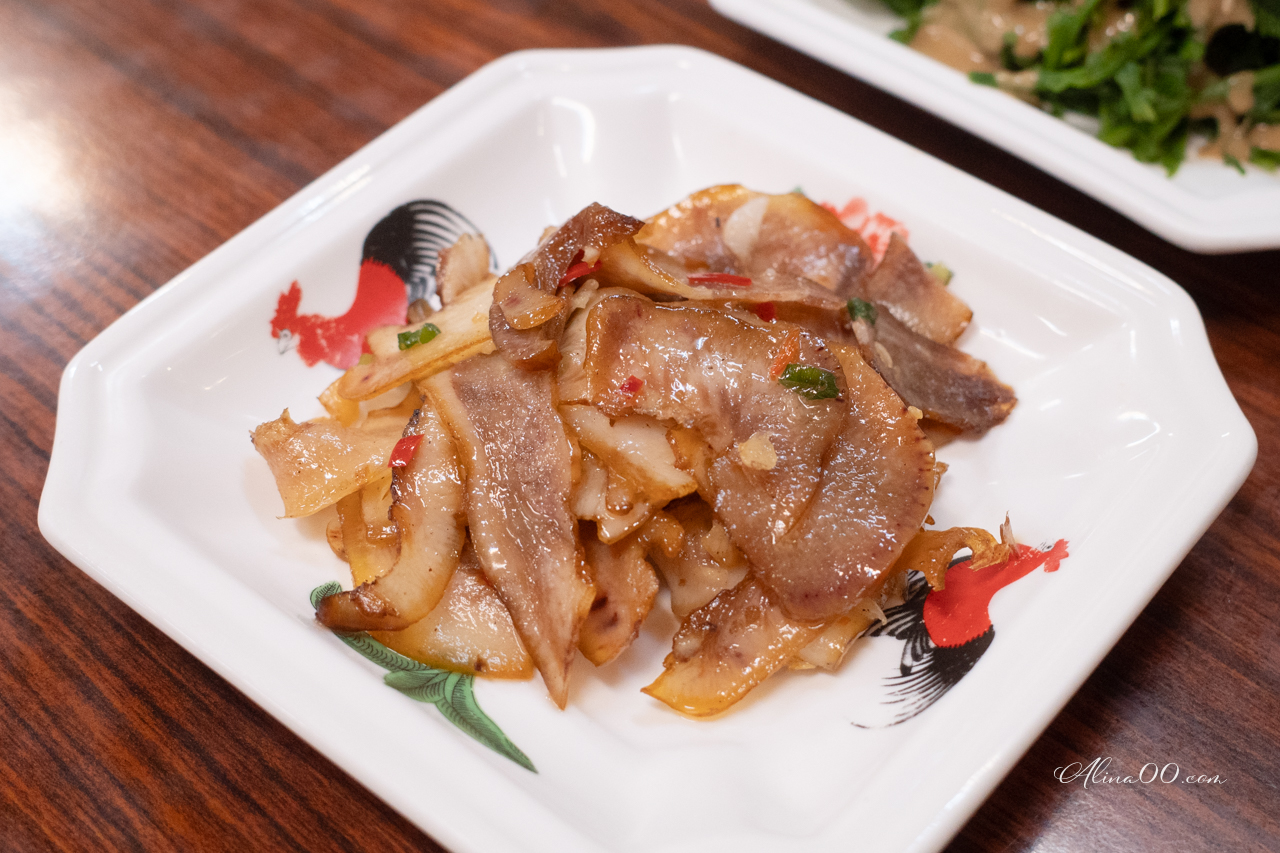 【花蓮美食】黑點師魯肉飯｜蚵仔滷肉飯配鴨蛋,小菜推豬頭皮 @Alina 愛琳娜