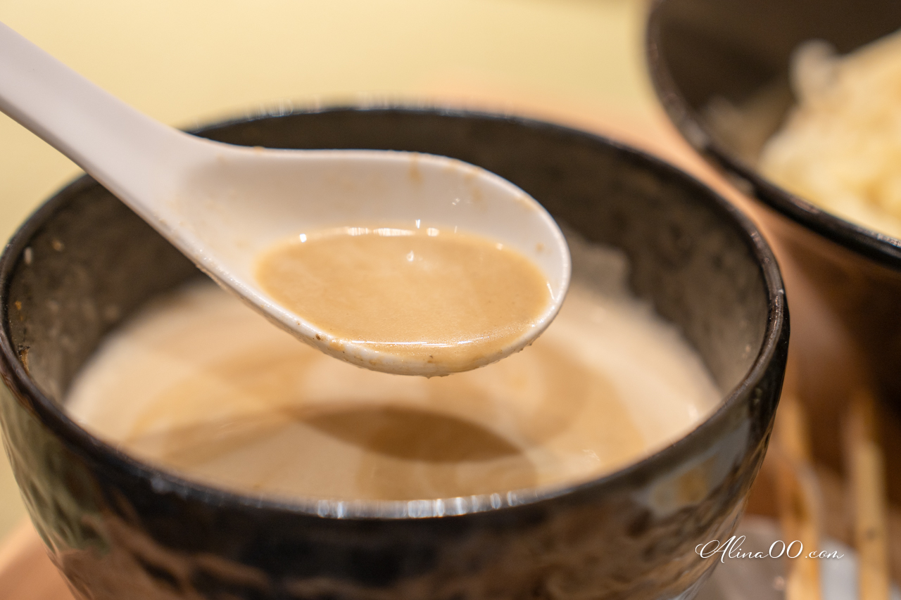 【東京美食】築地牡蠣拉麵 牡蠣と貝｜濃厚湯頭Q彈麵條超好吃 @Alina 愛琳娜