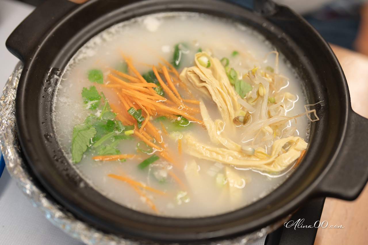 【台北美食】云滇雲南過橋米線｜小鍋米線破酥豆沙包經典好吃 @Alina 愛琳娜
