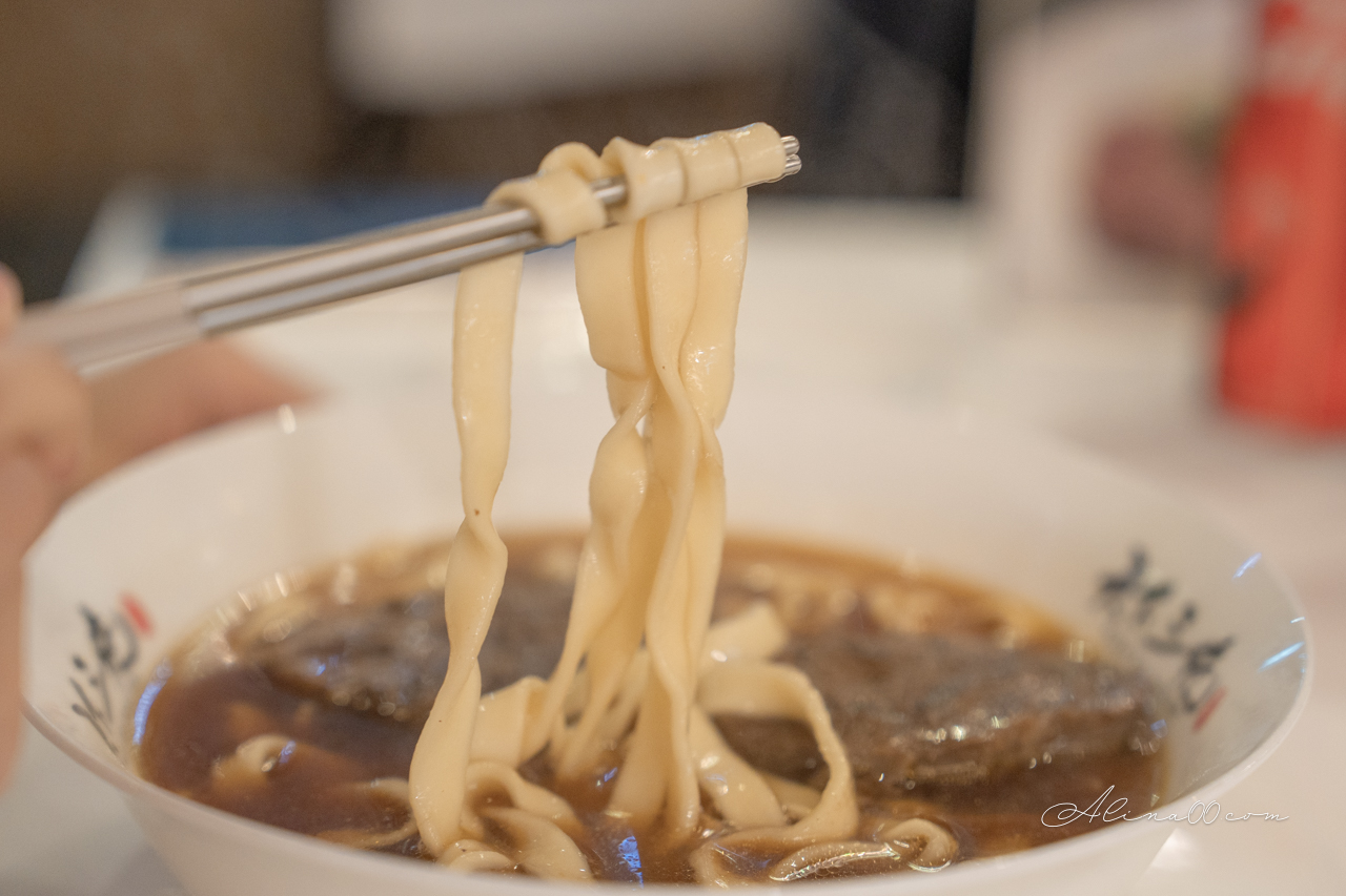 天下三絕牛肉麵｜台北米其林必比登推薦,牛B腱麵厚實好吃 @Alina 愛琳娜
