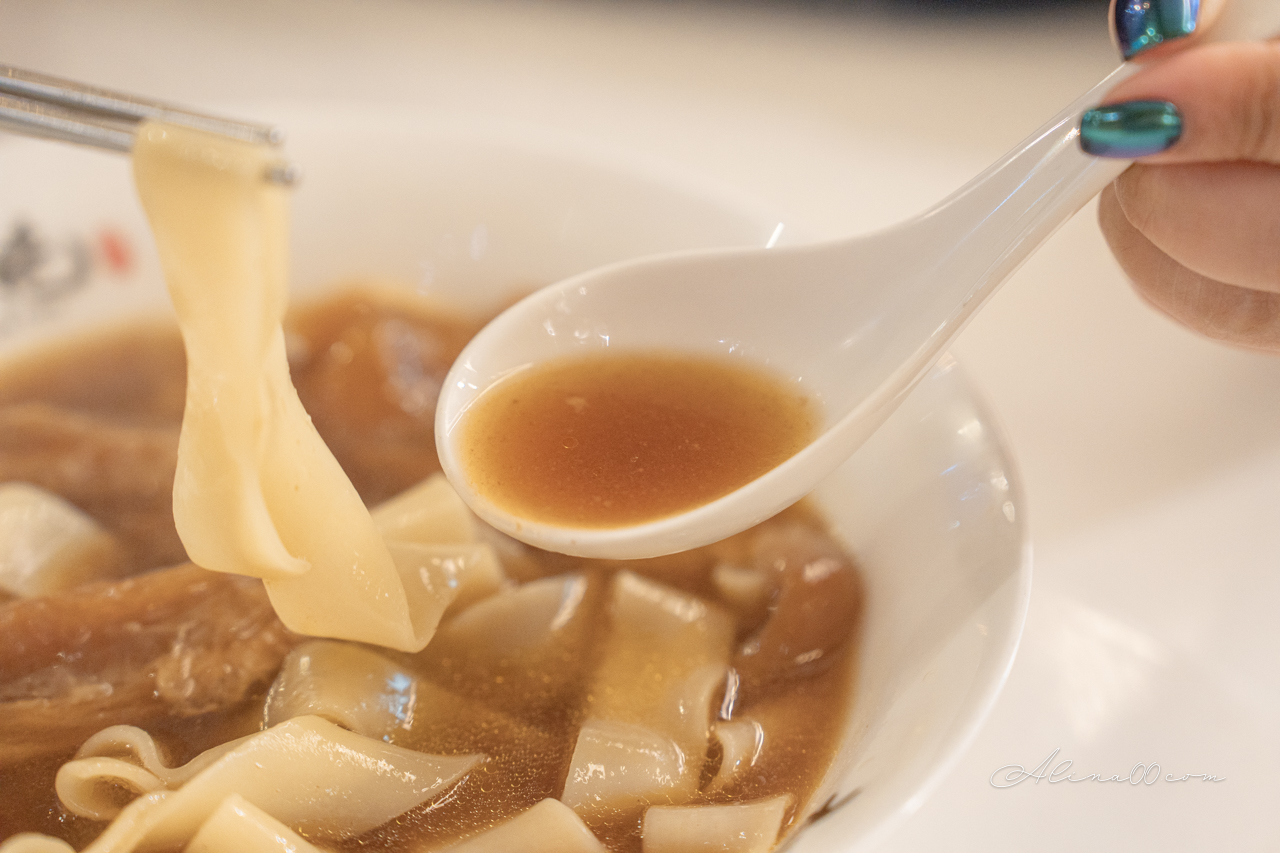天下三絕牛肉麵｜台北米其林必比登推薦,牛B腱麵厚實好吃 @Alina 愛琳娜
