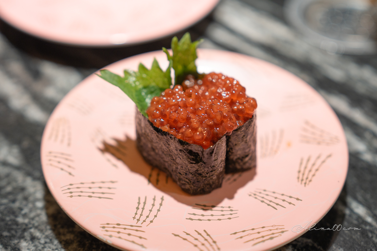 迴轉壽司根室花丸 東京銀座店｜排隊2.5小時才吃到,蟹腳味噌湯必點 @Alina 愛琳娜