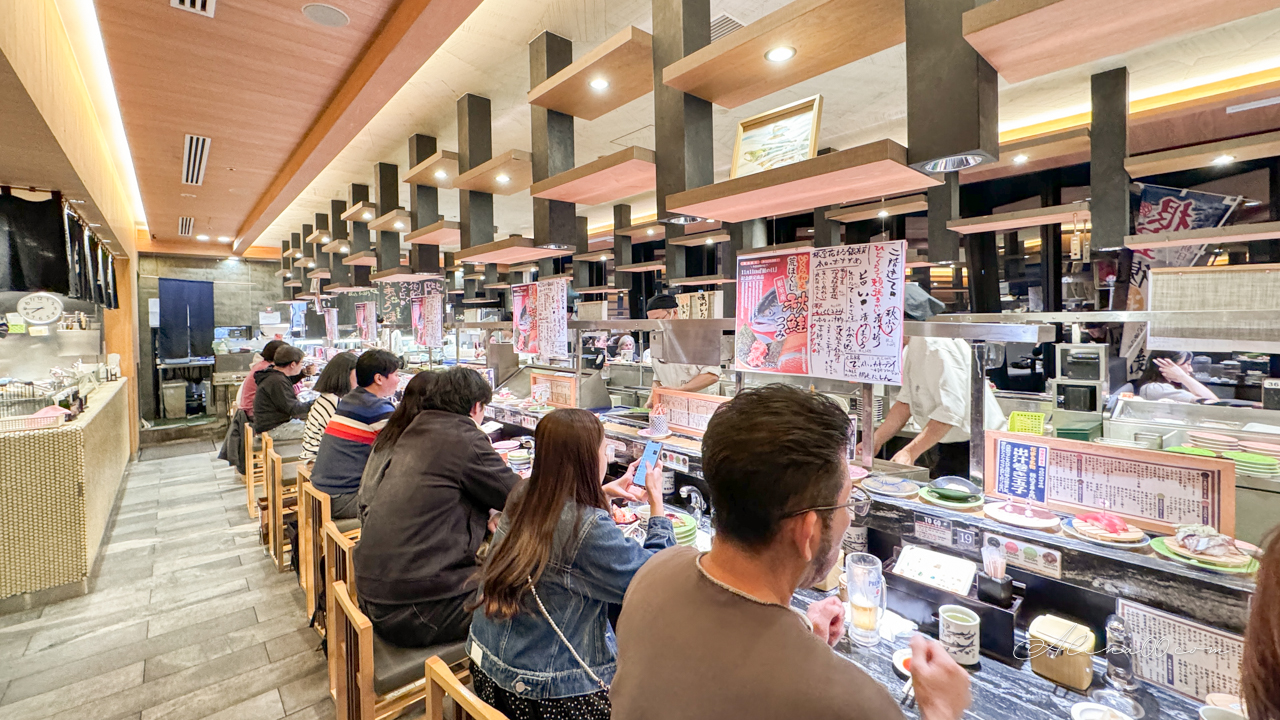 迴轉壽司根室花丸 東京銀座店|排隊2.5小時才吃到,蟹腳味噌湯必點 @Alina 愛琳娜