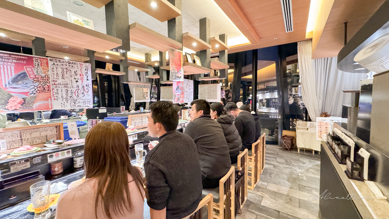 迴轉壽司根室花丸 東京銀座店｜排隊2.5小時才吃到,蟹腳味噌湯必點 @Alina 愛琳娜