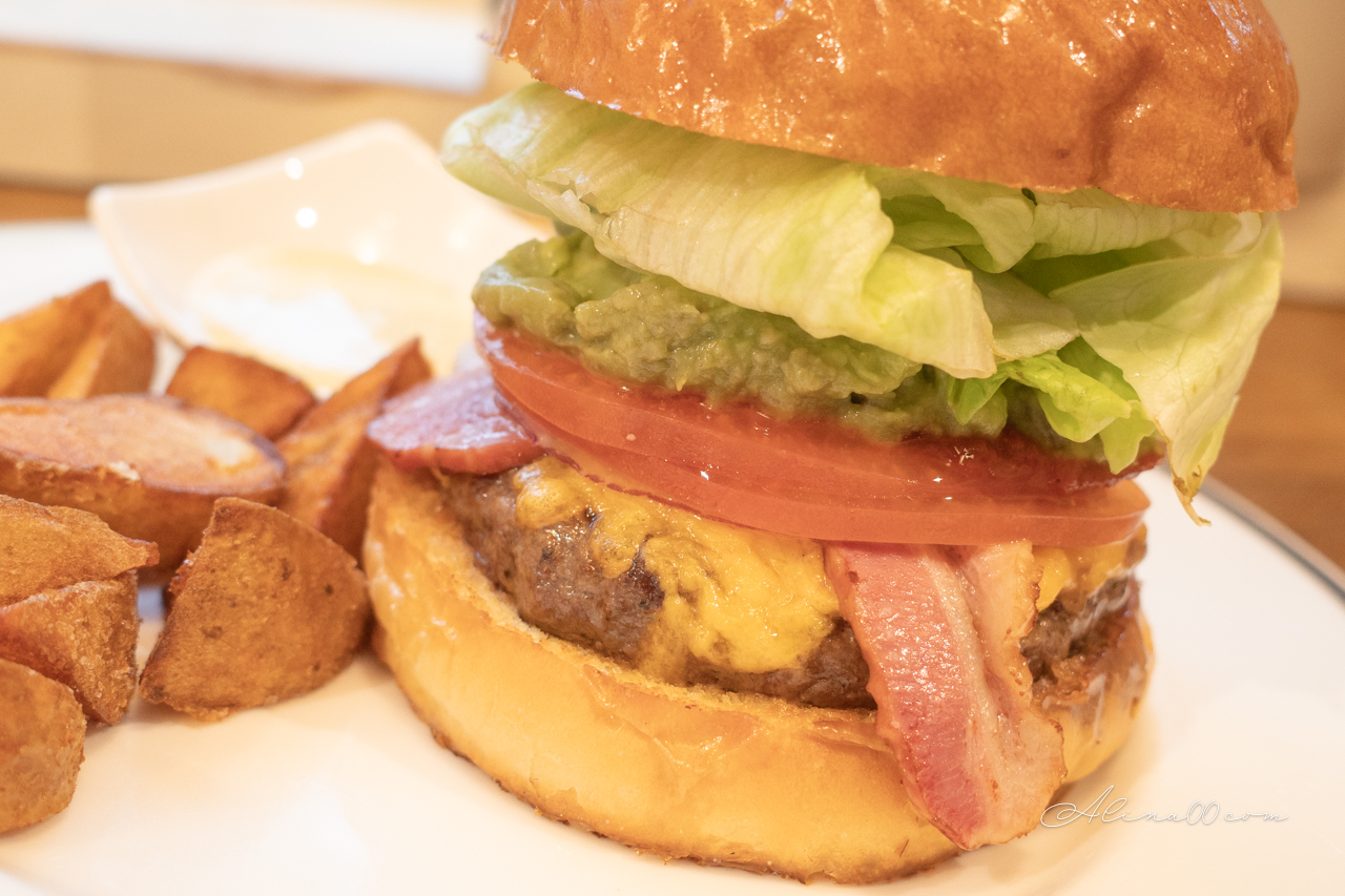 【沖繩美食】BURGER TIME 國際通漢堡店,早餐吃BLT酪梨好滿足 @Alina 愛琳娜