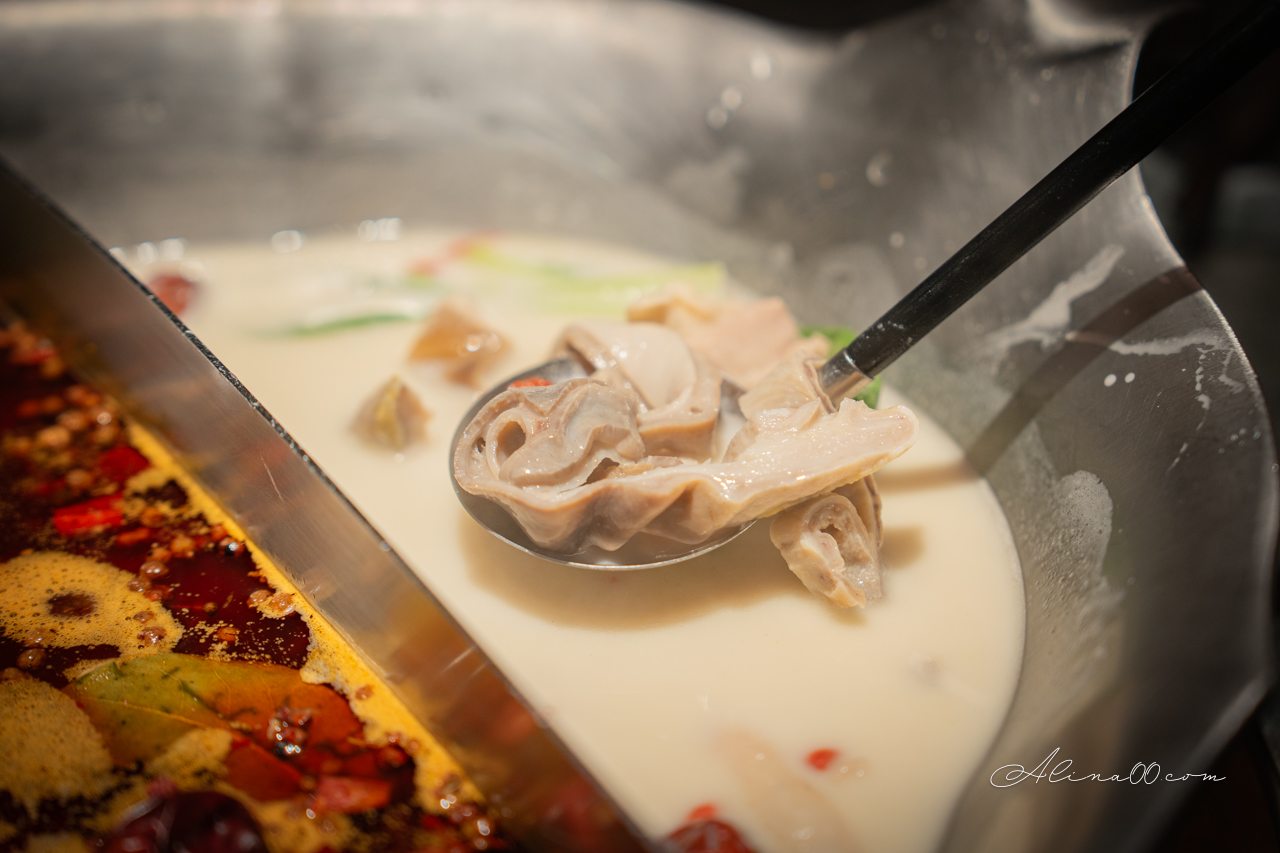 湊湊火鍋 台北大巨蛋店｜川味成都麻辣鍋,豬肚雞鍋好喝 @Alina 愛琳娜