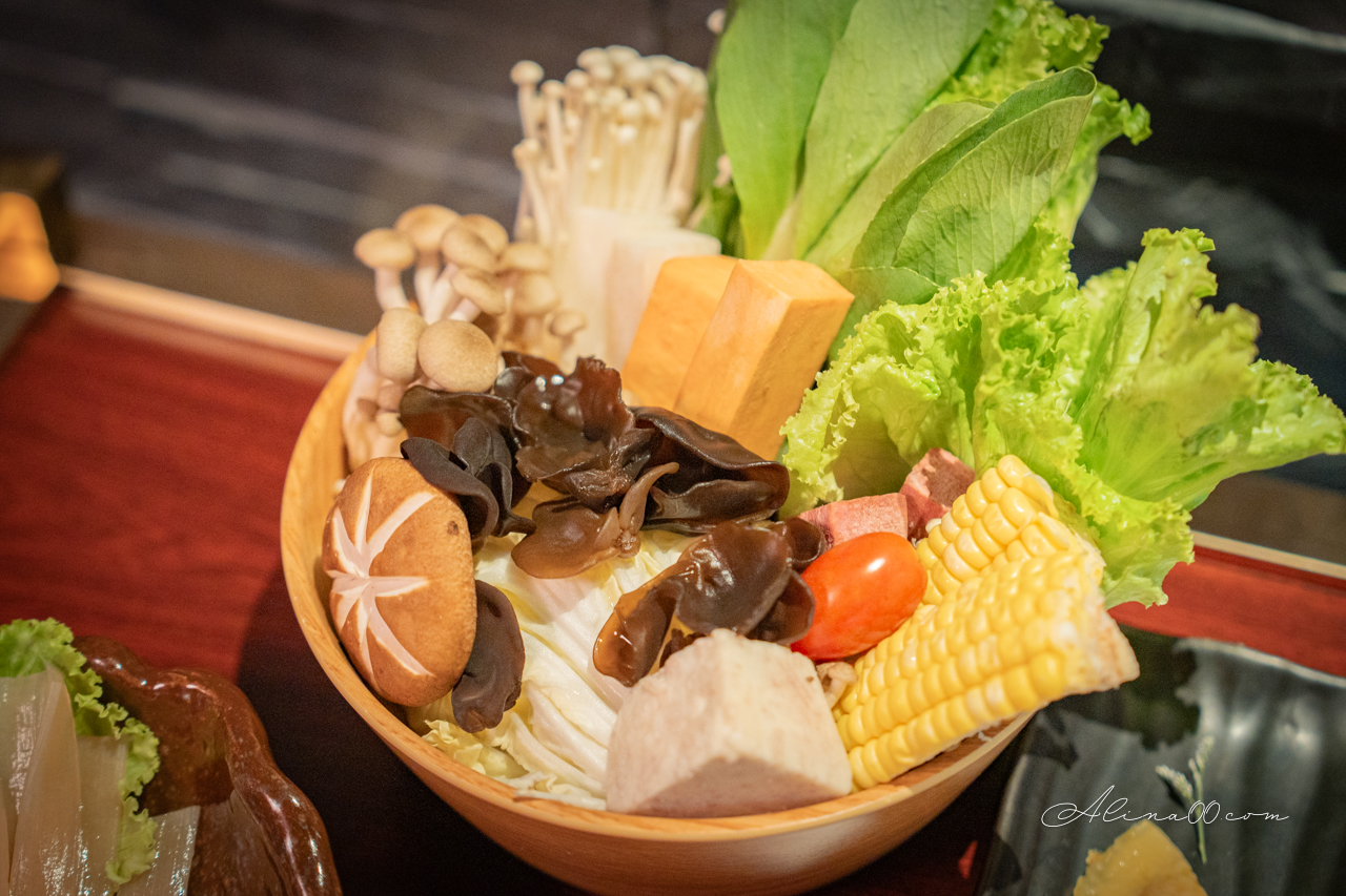 湊湊火鍋 台北大巨蛋店｜川味成都麻辣鍋,豬肚雞鍋好喝 @Alina 愛琳娜