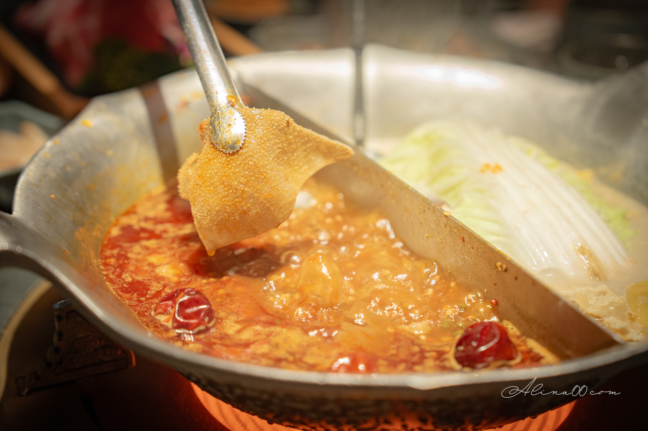 湊湊火鍋 台北大巨蛋店｜川味成都麻辣鍋,豬肚雞鍋好喝 @Alina 愛琳娜