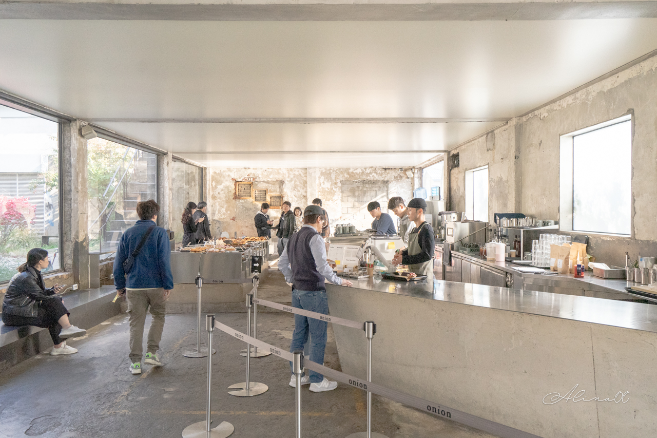 首爾 Cafe Onion 聖水洞店｜廢墟風麵包咖啡廳的時尚個性 @Alina 愛琳娜